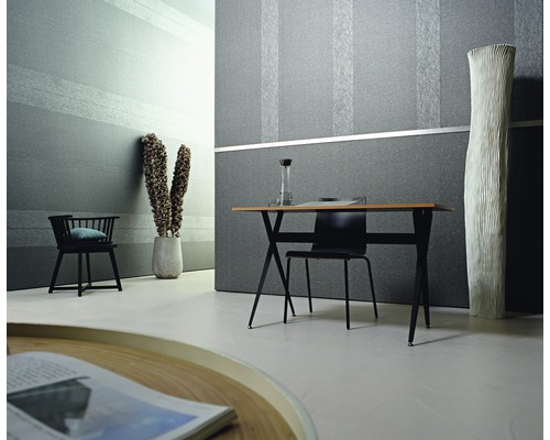 Heller Raum mit gemusterter Tapete, Esstisch und Stühlen