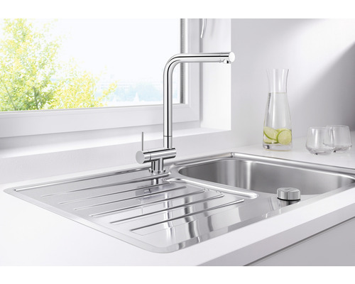 Küchenspüle aus Edelstahl mit Wasserhahn und Abtropffläche