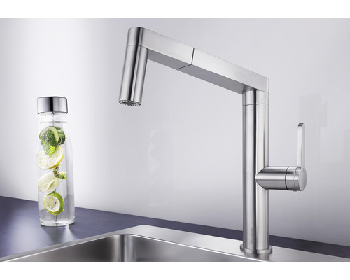 Küchenarmatur aus Metall mit hohem Auslauf und Wasserflasche