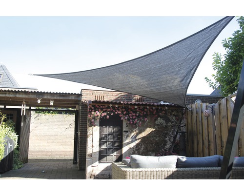 Draußenbereich mit dreieckigem Sonnensegel für Schatten