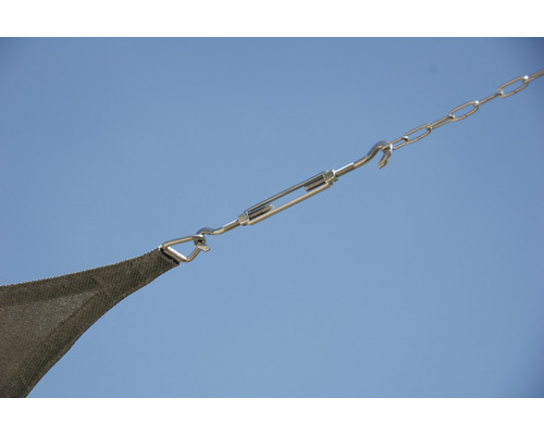 Detailaufnahme eines Sonnensegels mit Spannschloss und Kette vor blauem Himmel.