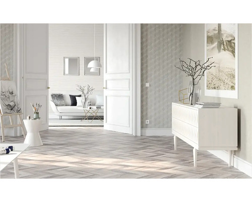 Heller Raum mit Fischgrätparkett, Kommode und Kunstatelier