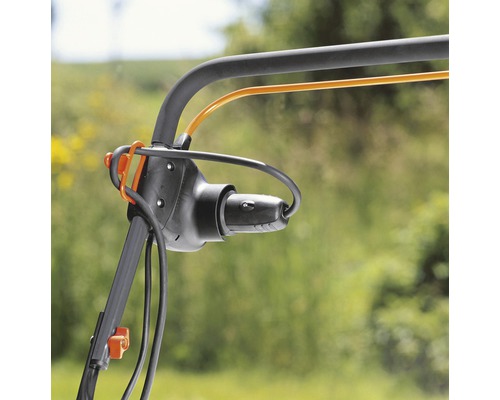 Detailansicht eines Rasenmähers mit Griff, Kabel und Stecker