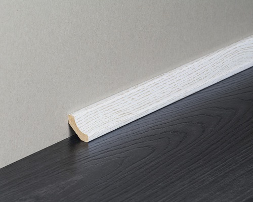 Sockelleiste aus Holz mit Maserung an Wand und Boden