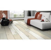 Heller Wohnraum mit Holzboden, Sofa und Dekoration