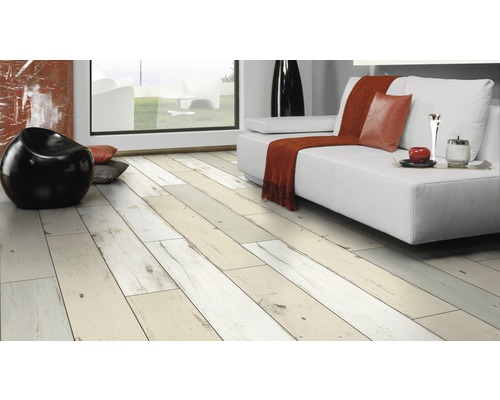 Heller Wohnraum mit Holzboden, Sofa und Dekoration