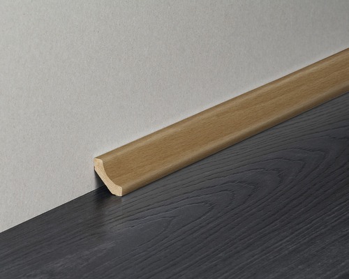 Sockelleiste aus Holz zwischen Wand und Boden