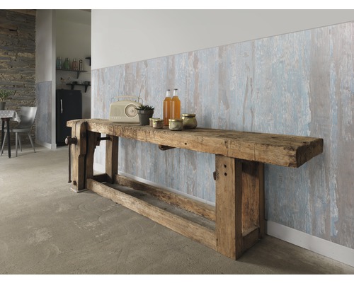 Innenraum mit Holzwerkbank und Wandpaneelen