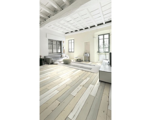 Heller Wohnraum mit Holzboden, Sofa und Fenstern