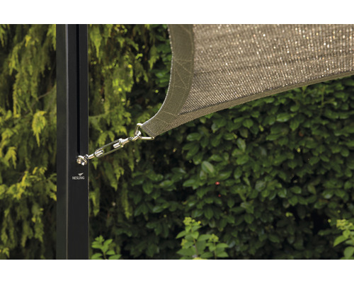 Detailansicht eines Sonnensegels mit Befestigung an einem Pfosten im Garten.