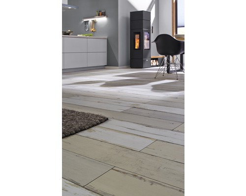 Küche mit Holzboden und Kaminofen