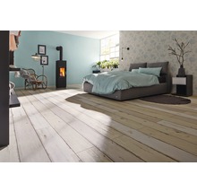 Schlafzimmer mit Kamin, Bett und Holzboden
