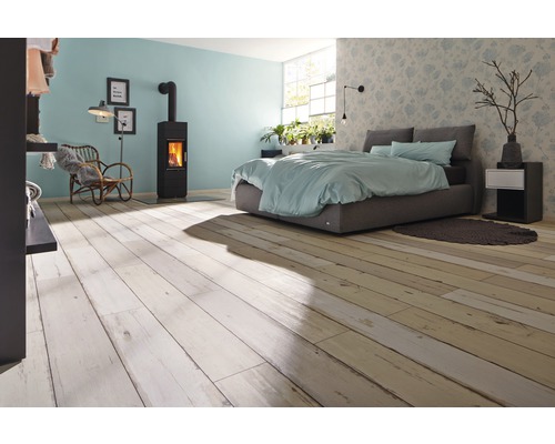 Schlafzimmer mit Kamin, Bett und Holzboden