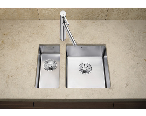 Edelstahlspüle mit zwei Becken und Armatur auf einer Arbeitsplatte