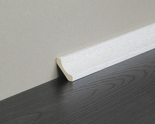 Sockelleiste aus Holz an einer Wand