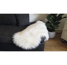 Weißes Schaffell auf einem grauen Sofa