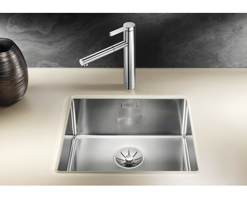 Edelstahlspüle mit Wasserhahn auf einer Küchenarbeitsplatte