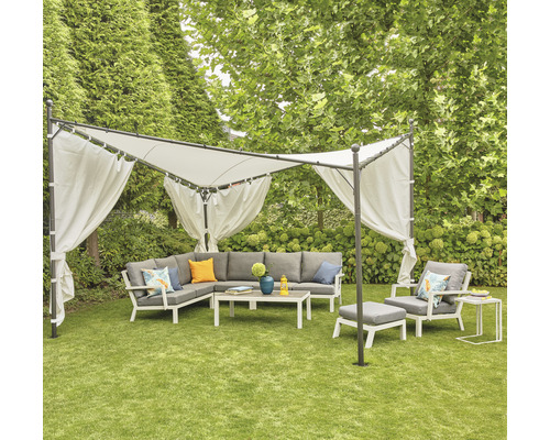 Gartenszene mit Pavillon, Ecklounge, Sessel, Hocker und Tisch auf einer Rasenfläche