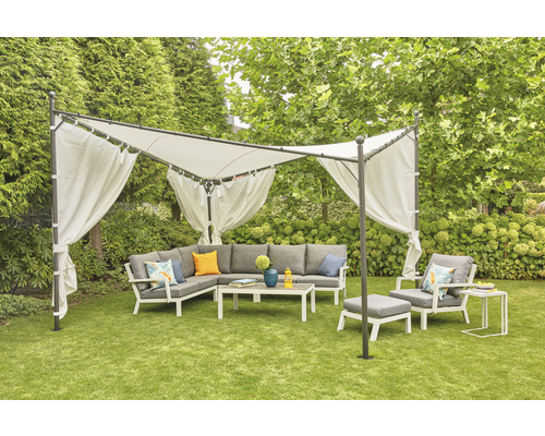 Gartenlounge-Set unter einem Pavillon mit Stoffbahnen auf einer Rasenfläche.