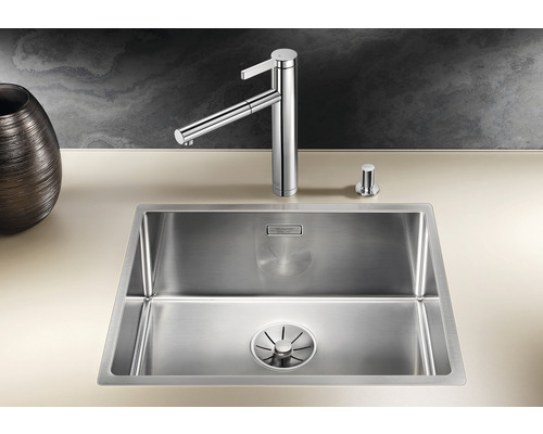 Spüle aus Edelstahl mit Armatur und Ablauffernbedienung