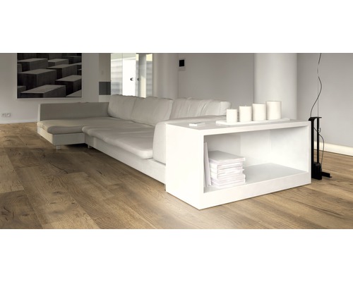 Heller Wohnraum mit Laminatboden, Sofa und Beistelltisch
