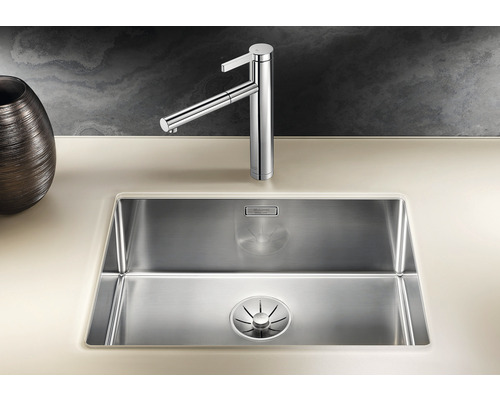 Edelstahlspüle mit Armatur auf einer Arbeitsplatte