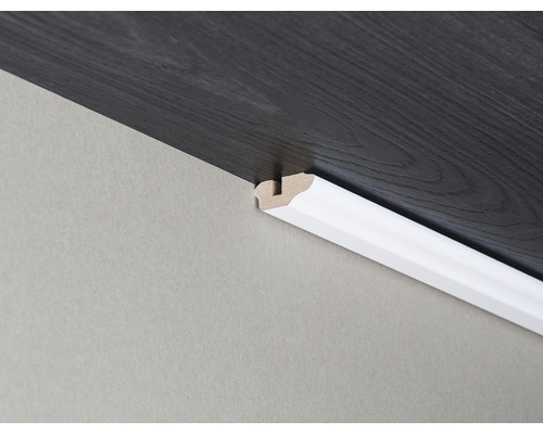 Sockelleiste aus Holz montiert an Wand und Boden