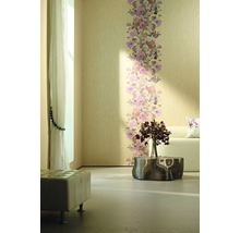 Beispiel eines Wohnzimmers mit gemusterter Tapete, Sitzhocker, Tisch und Blumen