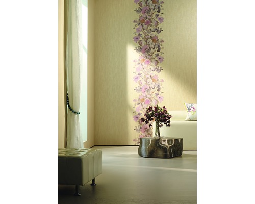 Beispiel eines Wohnzimmers mit gemusterter Tapete, Sitzhocker, Tisch und Blumen