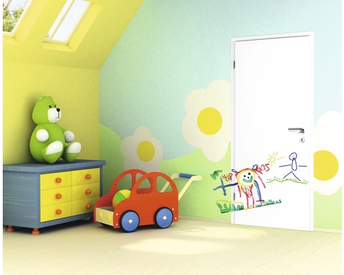 Kinderzimmer mit weißer Tür und Spielzeugmöbeln