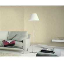 Wohnzimmer mit Sofa, Stehlampe und gemusterter Tapete