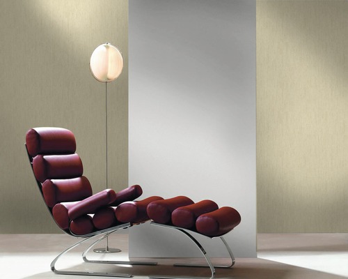 Szene mit einem roten Liegestuhl aus Leder und einem Stehlampe