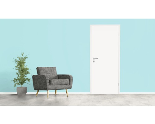 Szene mit Sessel, Zimmerpflanze und Innentür