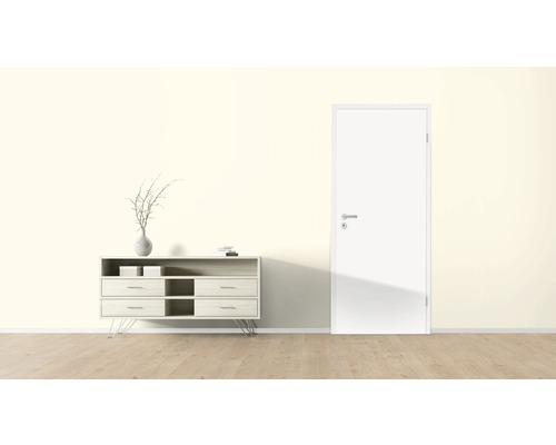 Heller Raum mit Kommode und Innentür