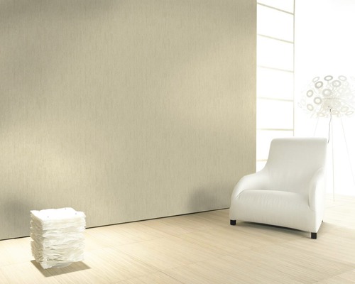 Heller Raum mit Wandtapete, Sessel und dekorativer Lampe