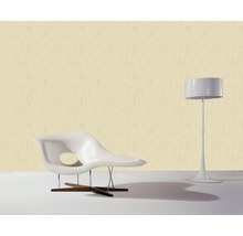 Szene mit Stuhl, Stehlampe und Tapete