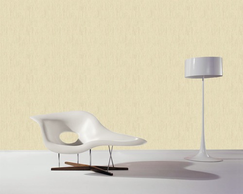 Szene mit Stuhl, Stehlampe und Tapete