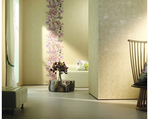 Heller Raum mit floraler Bordüre auf einer Tapete, ergänzt durch Sessel und Dekorationen.