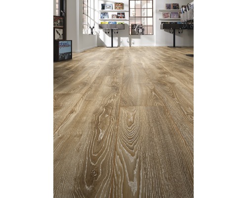 Verlegtes Laminat in einem hellen Raum