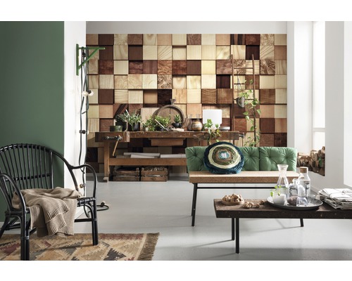 Wohnzimmer mit Holzwand, Werkbank und Sitzgelegenheiten für eine gemütliche Atmosphäre