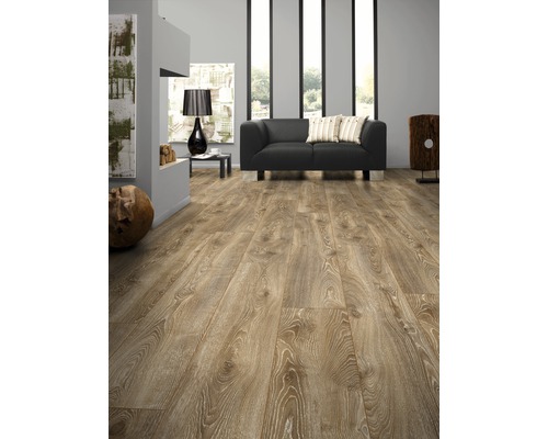 Wohnzimmer mit Laminatboden, Sofa und Dekoration