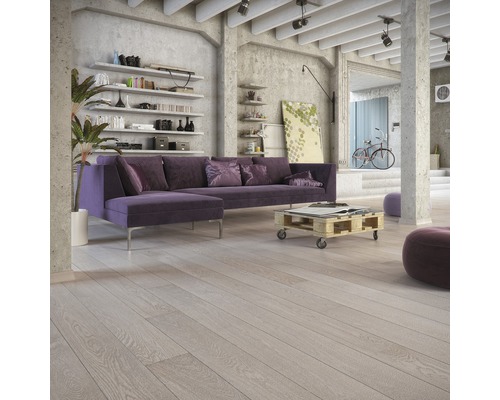 Wohnzimmer mit Holzboden, Sofa und Regalen