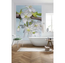 Badezimmer mit Fototapete mit Blütenmotiv, Badewanne und Holzfußboden.