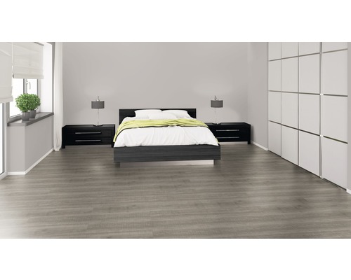 Helles Schlafzimmer mit Bett, Nachttischen, Lampen und großem Schrank