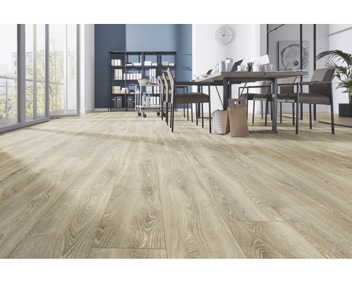 Heller Büroraum mit Holzboden, Tisch und Stühlen.