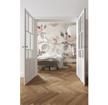 Zimmer mit Holzboden, geöffneten weißen Türen und Rosenmustertapete