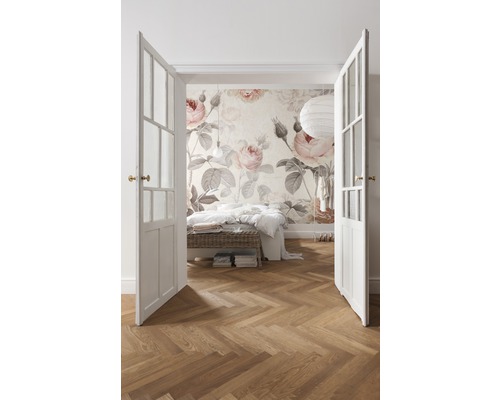 Zimmer mit Holzboden, geöffneten weißen Türen und Rosenmustertapete