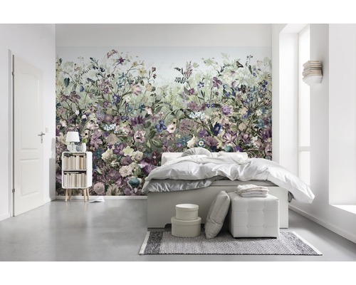 Schlafzimmer mit Fototapete mit Blumenmuster, Bett und Nachttisch