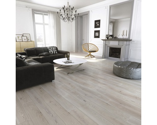 Heller Wohnraum mit Sofa, Tisch, Sessel, Kamin und Holzboden