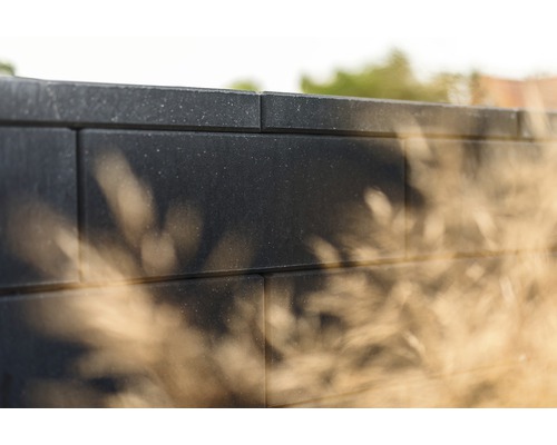 Nahaufnahme einer Mauer aus Betonsteinen